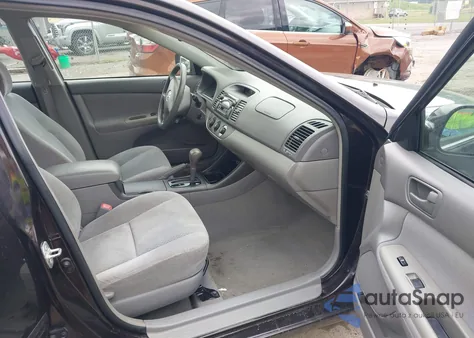 2004 Toyota Camry Le z USA, uszkodzony, nr VIN 4T1BE32K74U934757